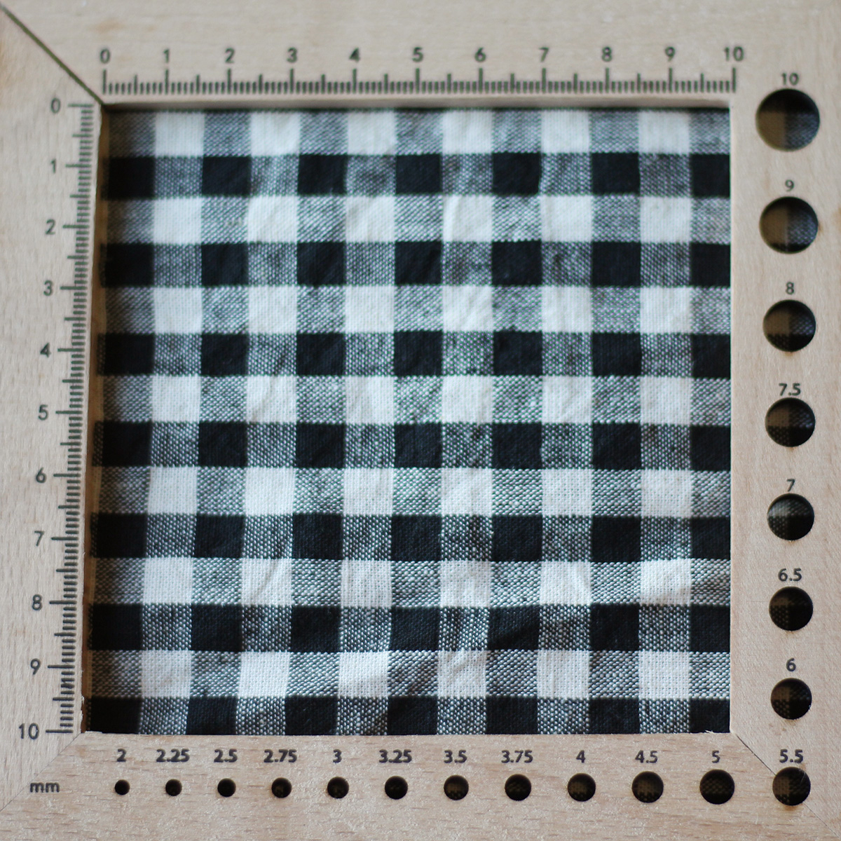 Alphonse - Seersucker / Lin et Coton gaufré vichy 7mm noir et écru Alphonse - Seersucker / Lin et Coton gaufré vichy 7mm noir et écru