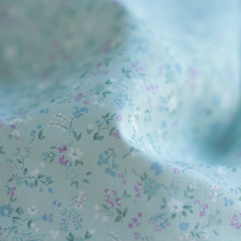 Ingrid - Popeline de coton BIO imprimé fleuri fond celadon