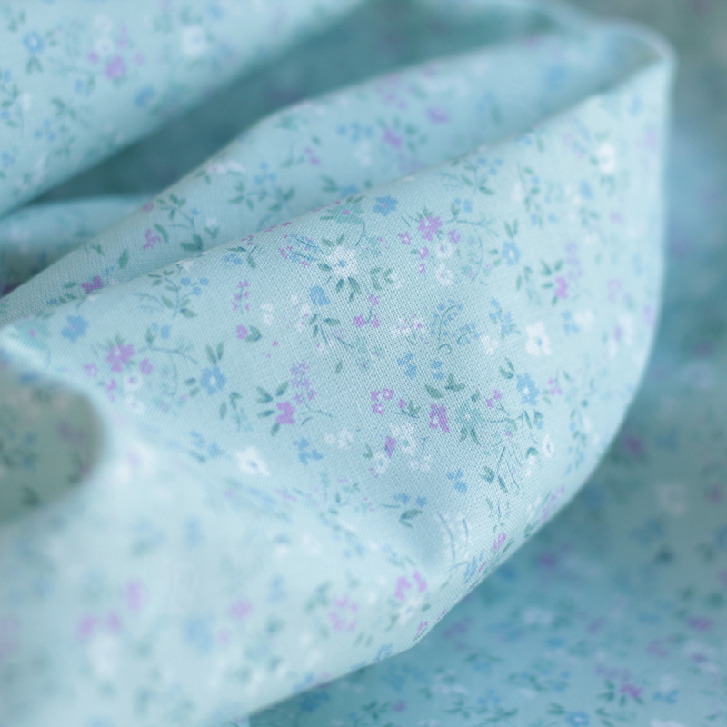 Ingrid - Popeline de coton BIO imprimé fleuri fond celadon