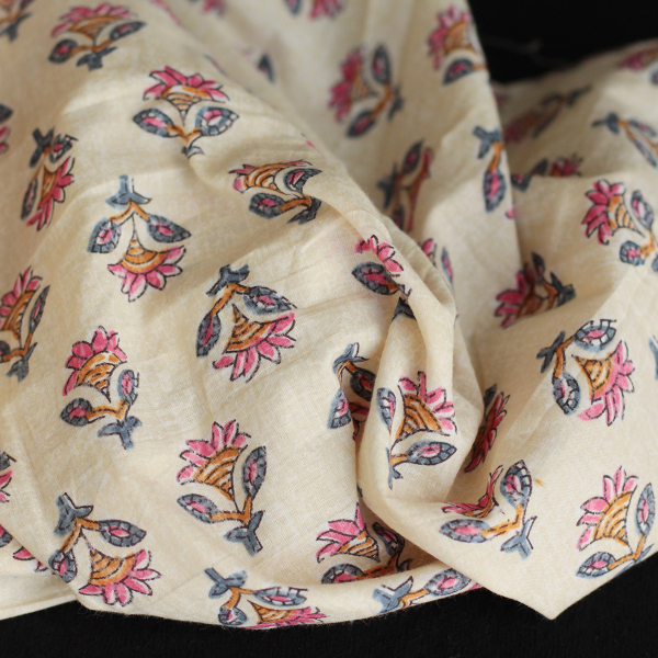 Tissu indien Misha écru hand block petites fleurs roses