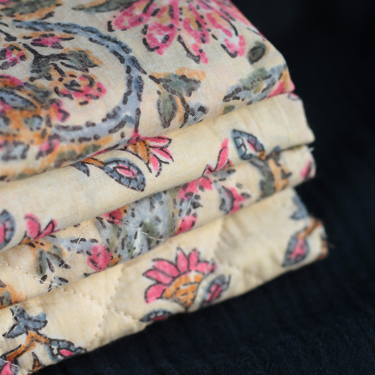 Tissu indien coton hand block traditionnel écru et touches roses Tissu indien coton hand block traditionnel écru et touches roses