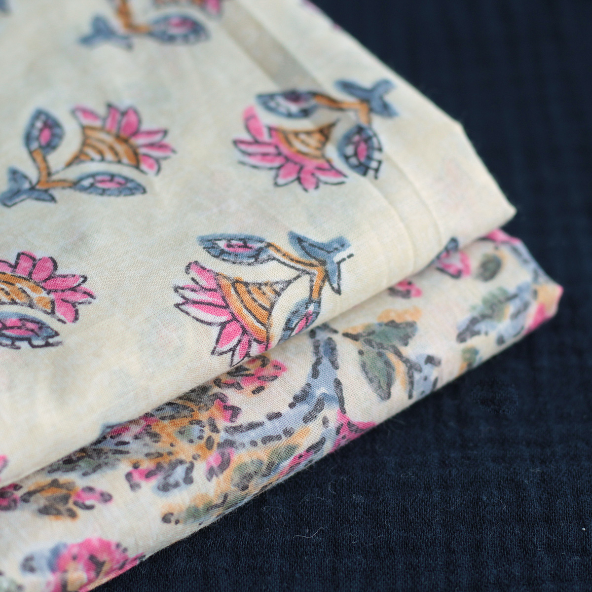 Tissu indien coton hand block traditionnel écru et touches roses Tissu indien coton hand block traditionnel écru et touches roses