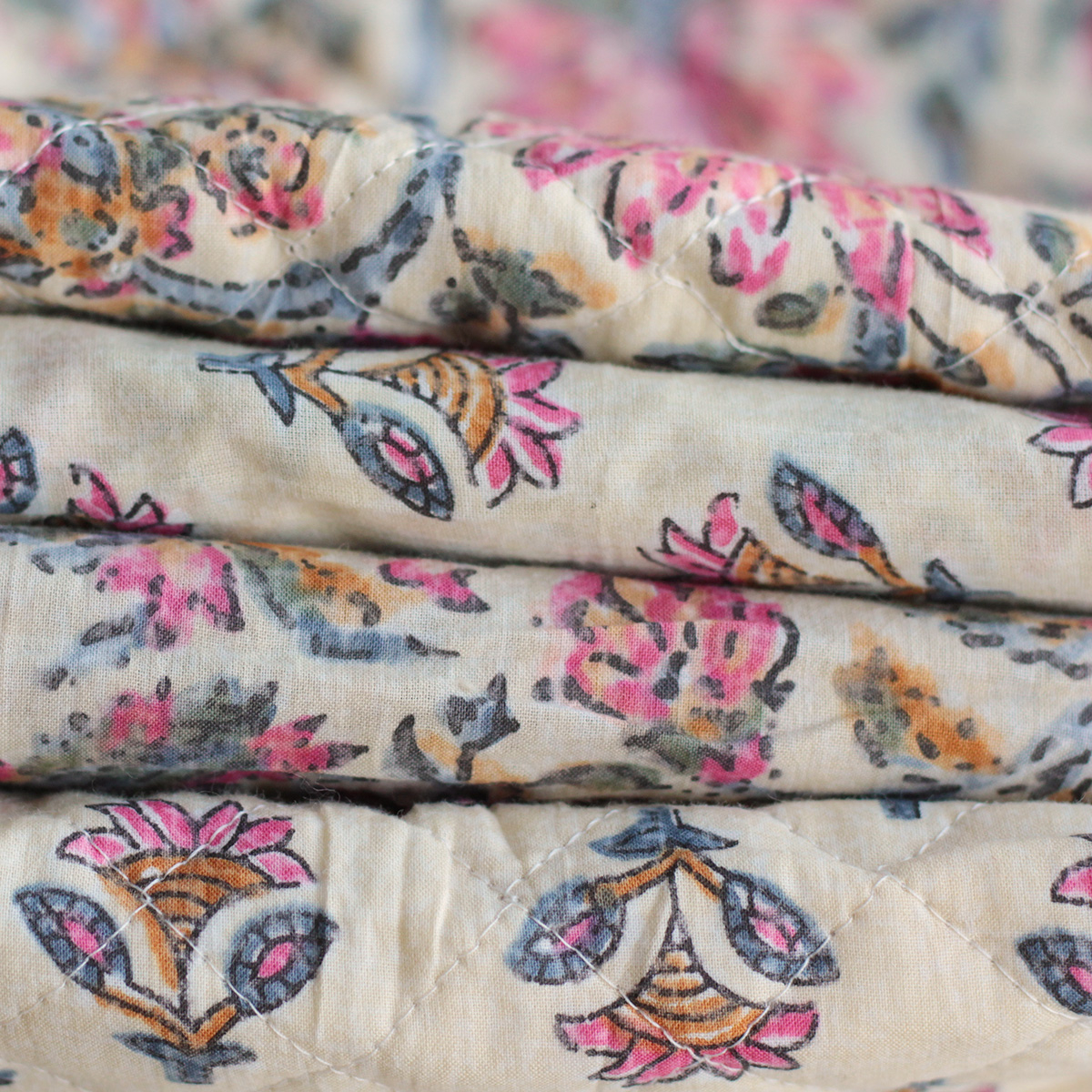 Tissu indien coton hand block traditionnel écru et touches roses Tissu indien coton hand block traditionnel écru et touches roses