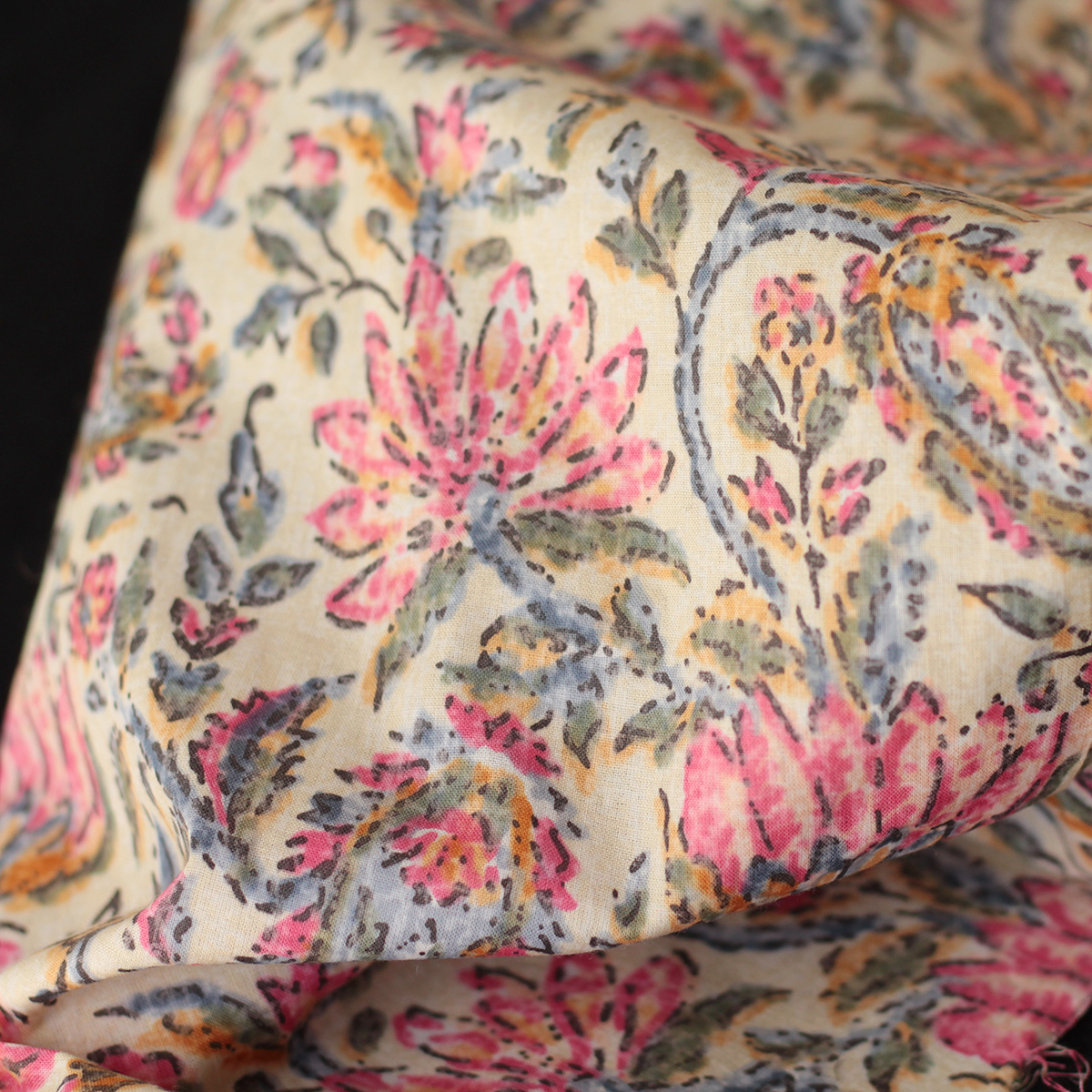 Tissu indien coton hand block traditionnel écru et touches roses Tissu indien coton hand block traditionnel écru et touches roses