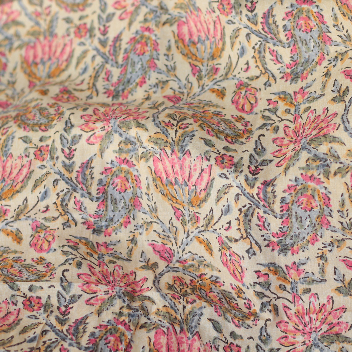 Tissu indien coton hand block traditionnel écru et touches roses Tissu indien coton hand block traditionnel écru et touches roses