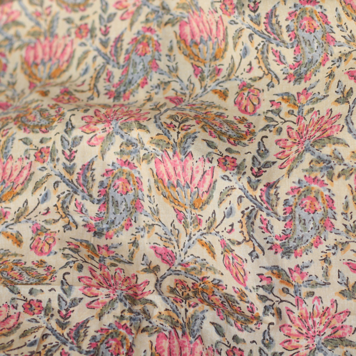Tissu indien coton hand block traditionnel écru et touches roses