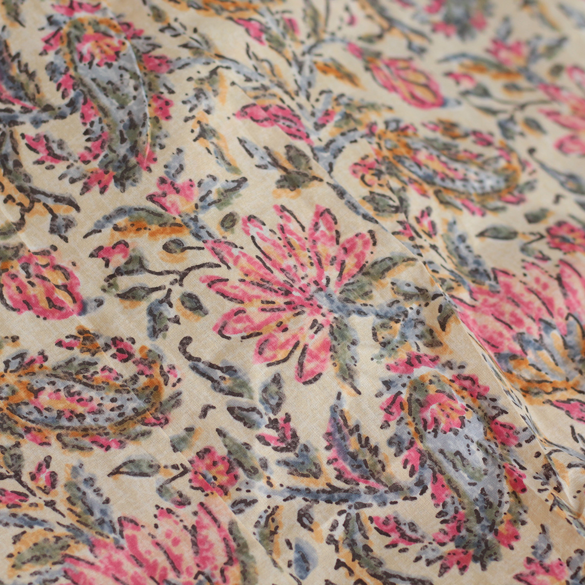 Tissu indien coton hand block traditionnel écru et touches roses Tissu indien coton hand block traditionnel écru et touches roses