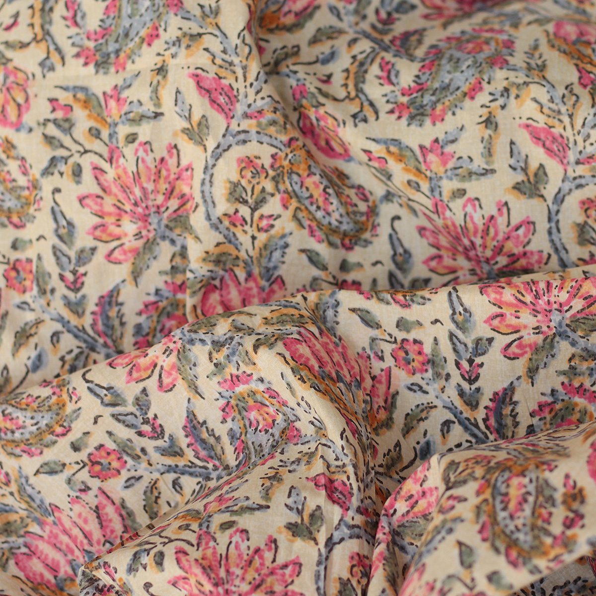 Tissu indien coton hand block traditionnel écru et touches roses Tissu indien coton hand block traditionnel écru et touches roses