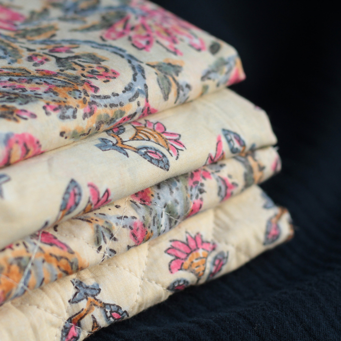 Tissu indien coton hand block traditionnel écru et touches roses