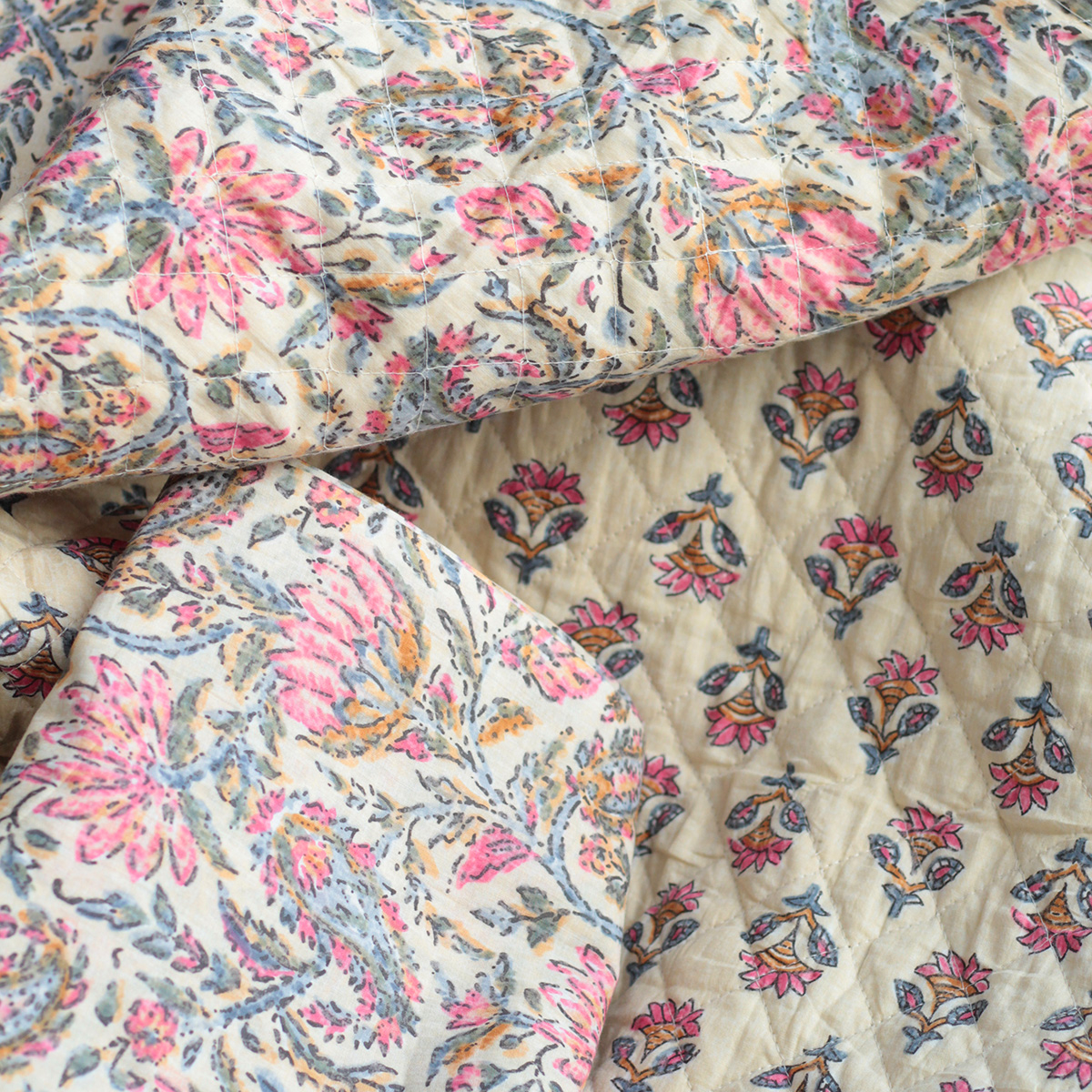 Tissu indien coton hand block traditionnel écru et touches roses Tissu indien coton hand block traditionnel écru et touches roses