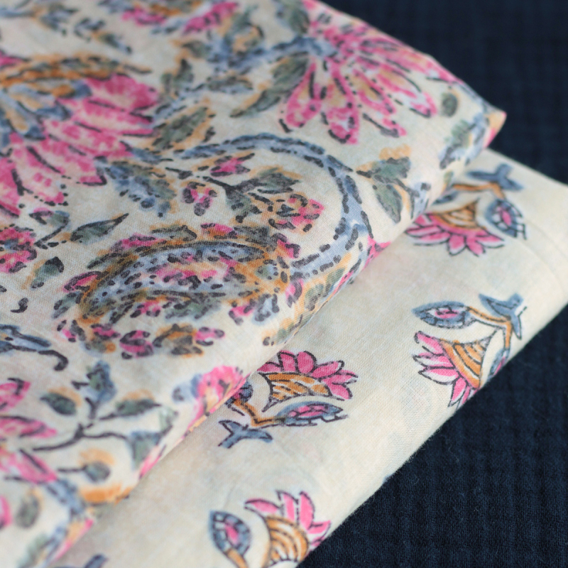 Tissu indien coton hand block traditionnel écru et touches roses