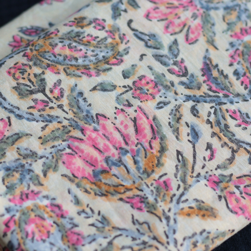 Tissu indien coton hand block traditionnel écru et touches roses