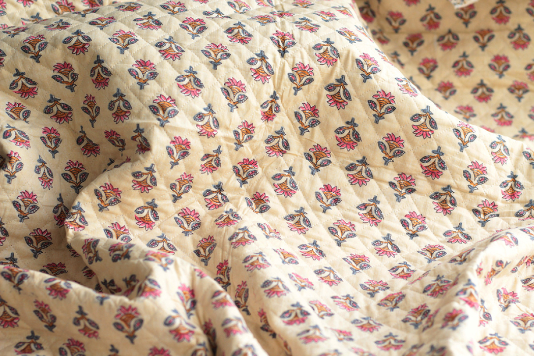 Misha - Tissu indien matelassé double face hand block écru et rose