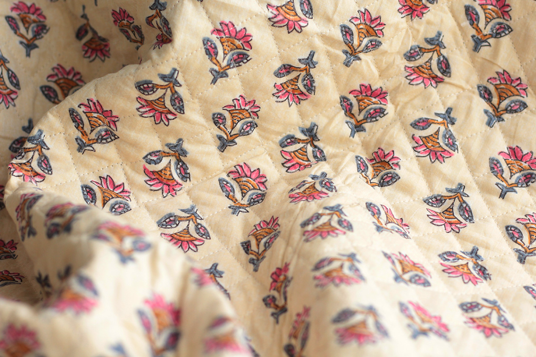Misha - Tissu indien matelassé double face hand block écru et rose