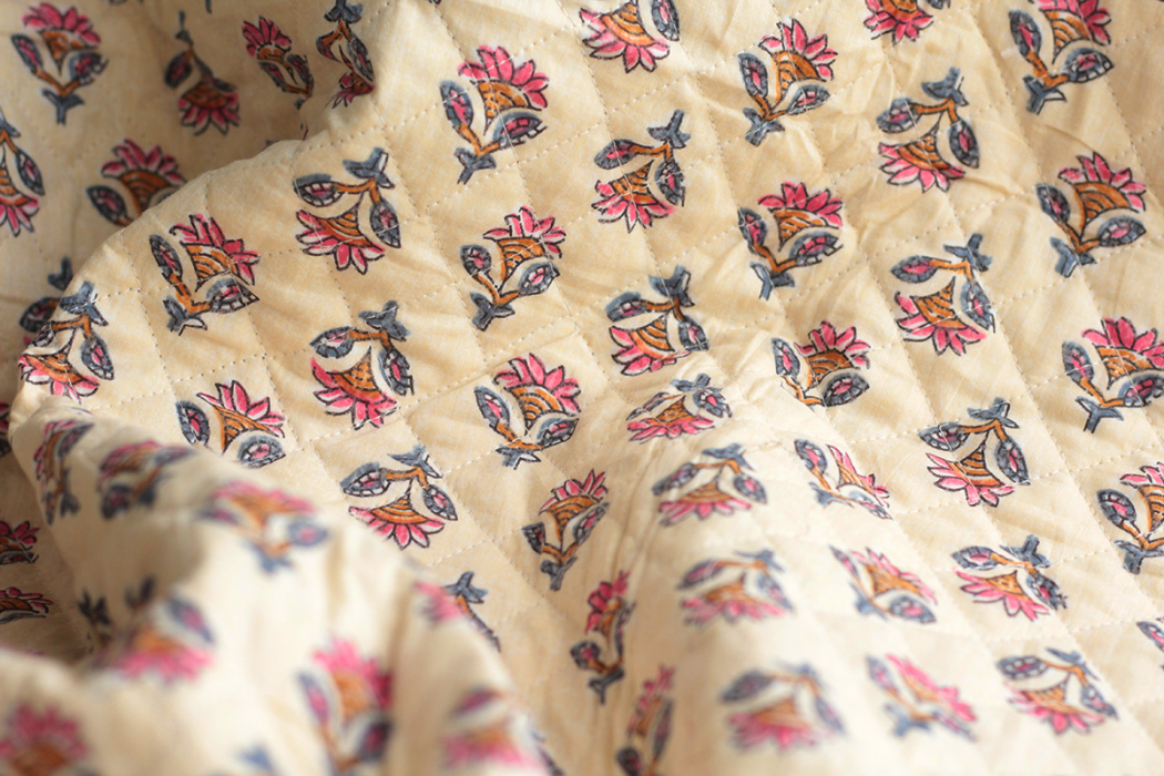 Misha - Tissu indien matelassé double face hand block écru et rose