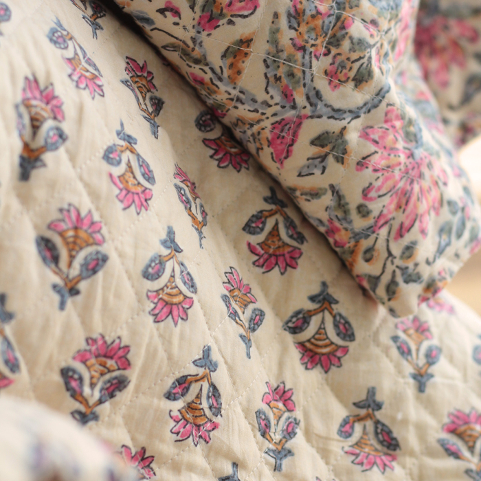 Misha - Tissu indien matelassé double face hand block écru et rose