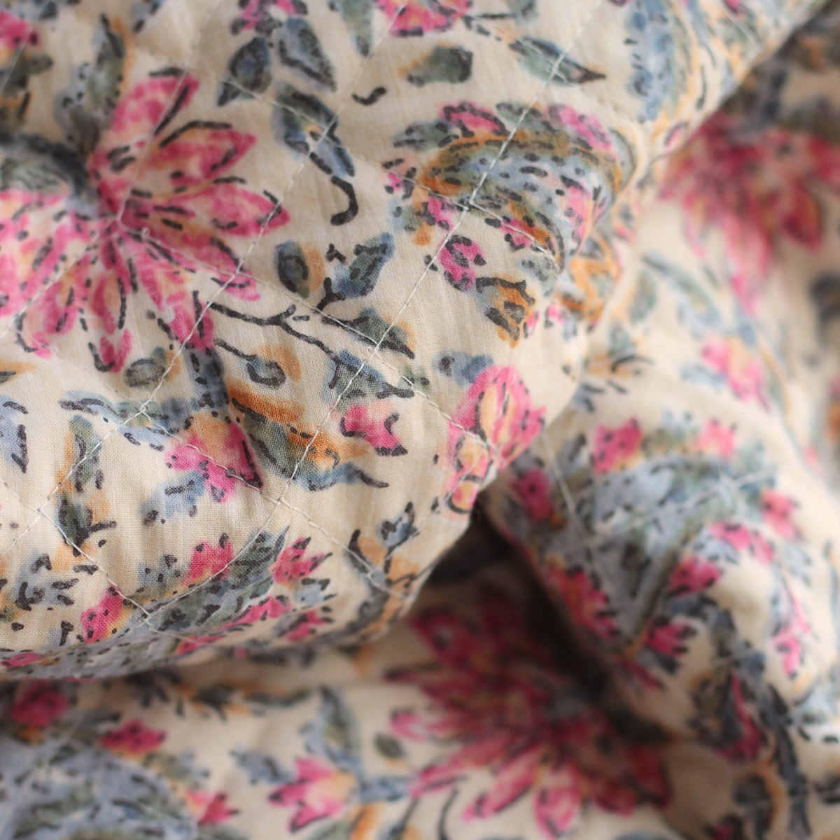copy of Tissu indien matelassé double face coton hand block largeur 100cm copy of Tissu indien matelassé double face coton hand block largeur 100cm