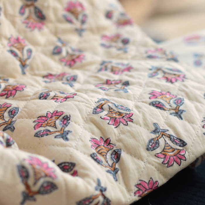 Misha - Tissu indien matelassé double face hand block écru et rose