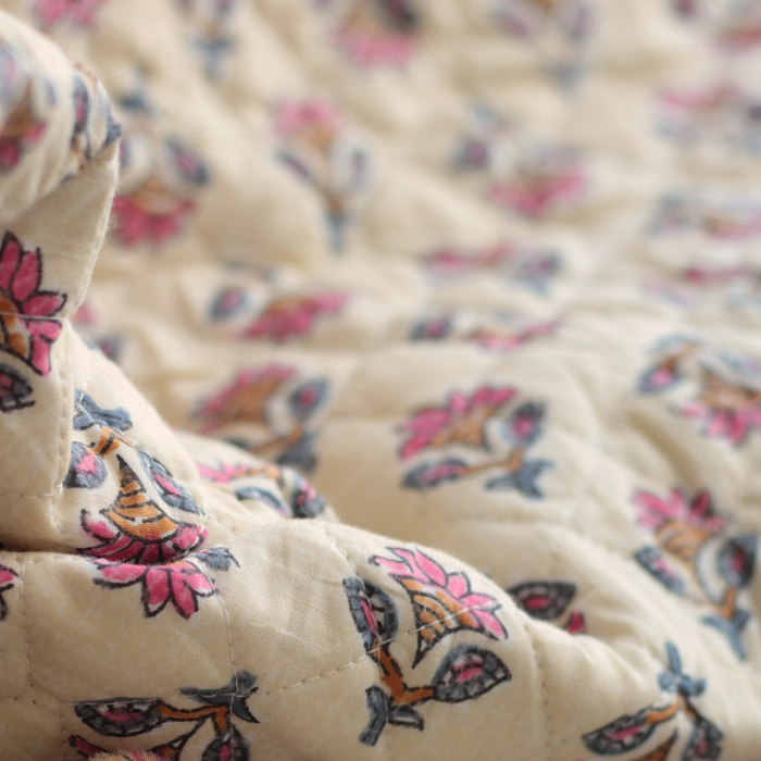 Misha - Tissu indien matelassé double face hand block écru et rose
