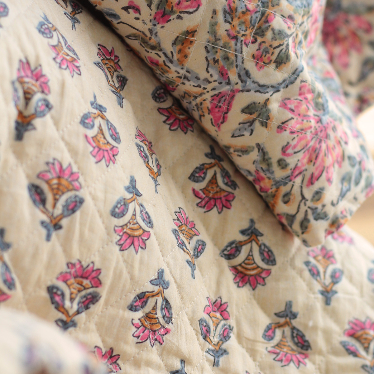 Misha - Tissu indien matelassé double face hand block écru et rose