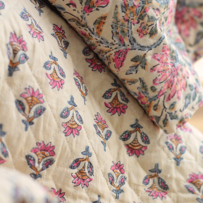 Misha - Tissu indien matelassé double face hand block écru et rose