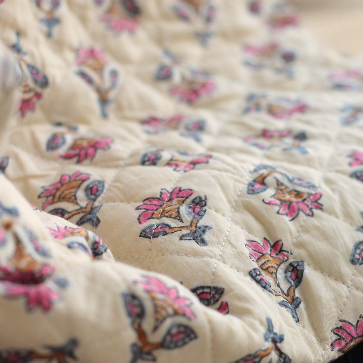 Misha - Tissu indien matelassé double face hand block écru et rose