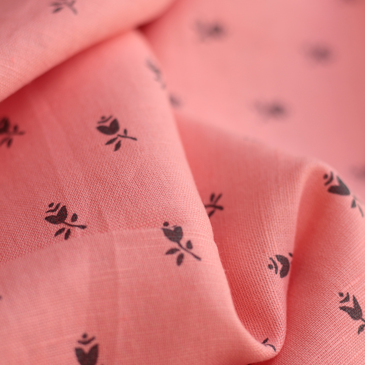 Lola - Tissu lin coton fond corail clair petits motifs noirs