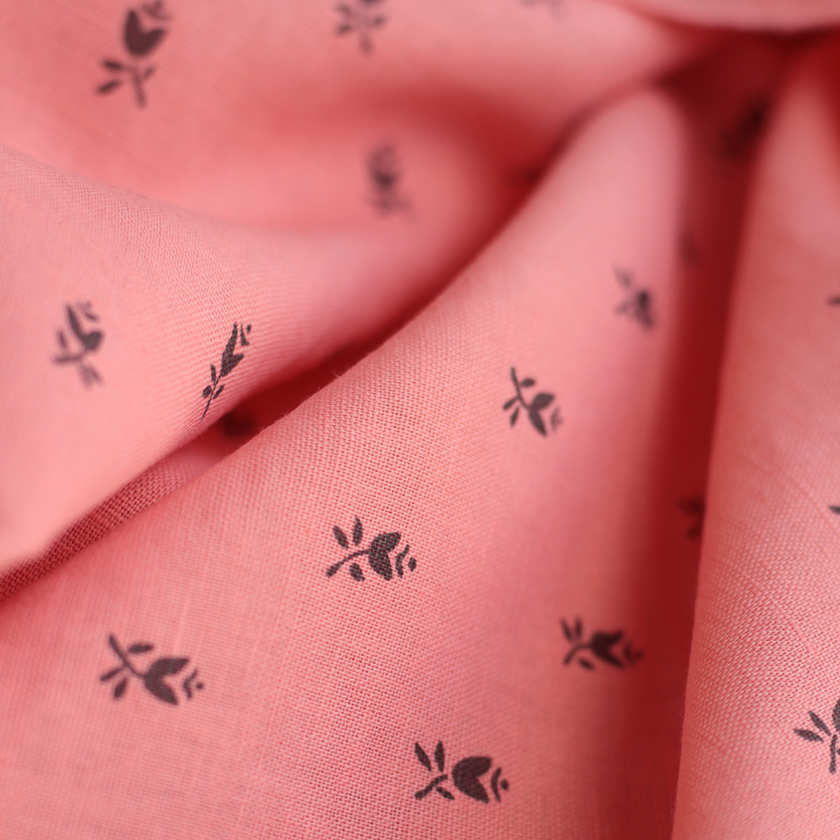 Lola - Tissu lin coton fond corail clair petits motifs noirs