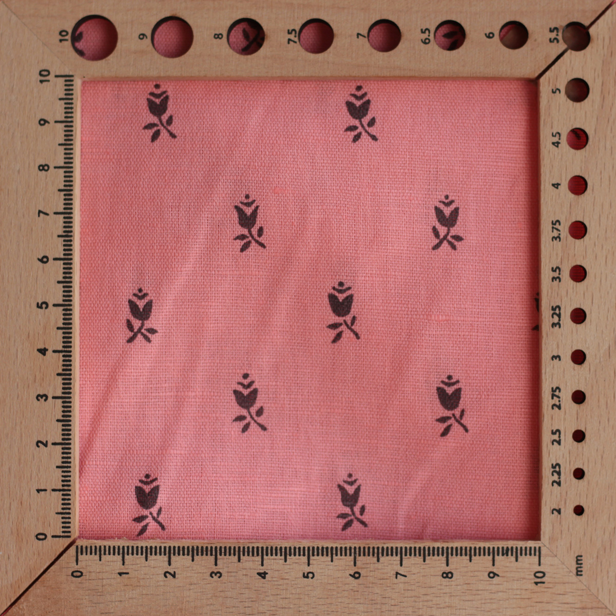 Lola - Tissu lin coton fond corail clair petits motifs noirs