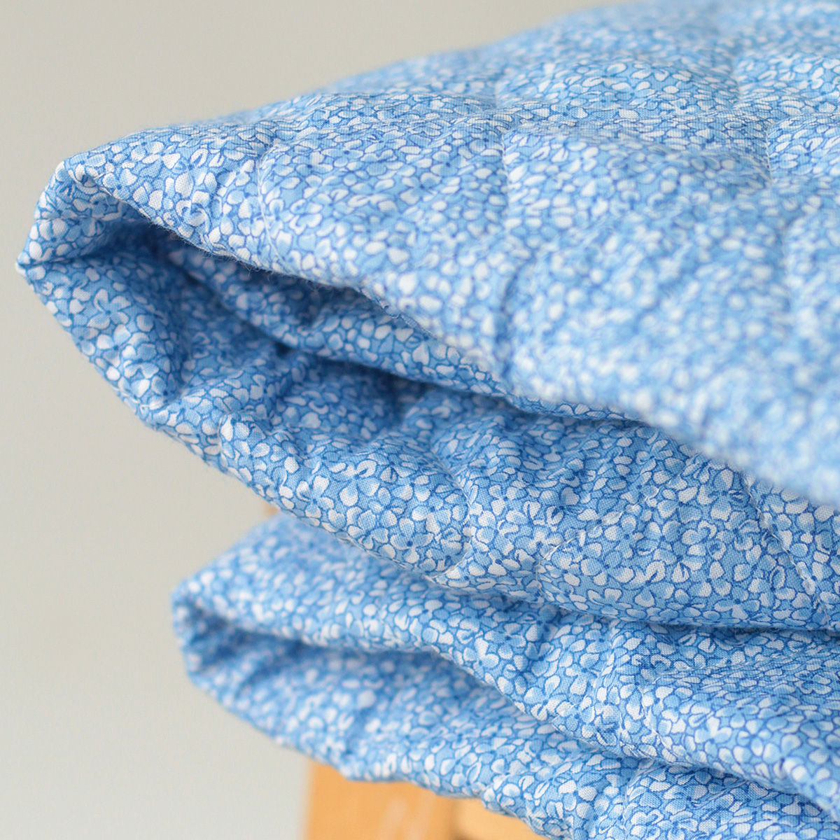 copy of Tissu matelassé coton chiné à rayures bleu nuage / écru