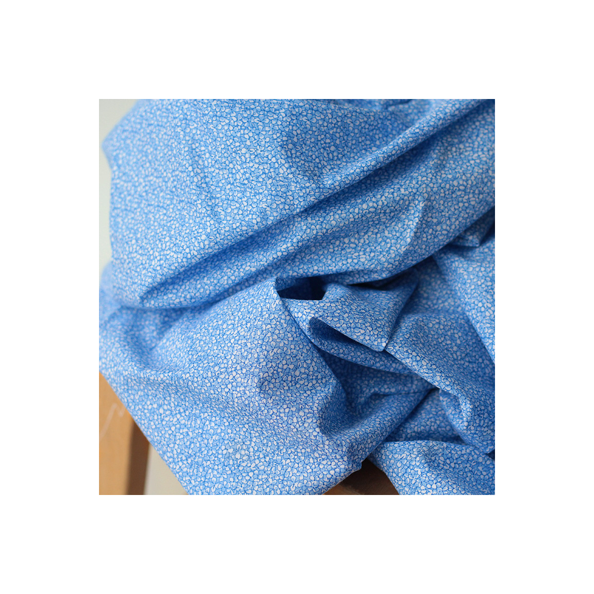 Jane - Batiste de coton SILKYNE à imprimé fleuri bleu Jane - Batiste de coton SILKYNE à imprimé fleuri bleu
