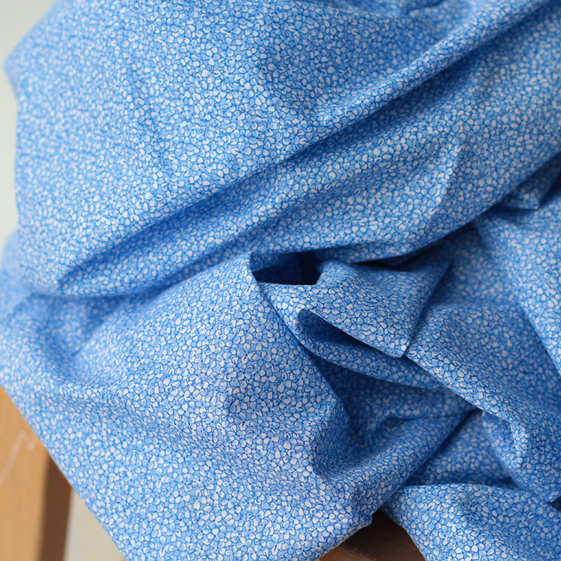 Jane - Batiste de coton SILKYNE à imprimé fleuri bleu Jane - Batiste de coton SILKYNE à imprimé fleuri bleu