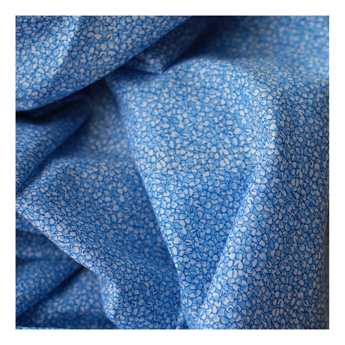 Jane - Batiste de coton SILKYNE à imprimé fleuri bleu Jane - Batiste de coton SILKYNE à imprimé fleuri bleu