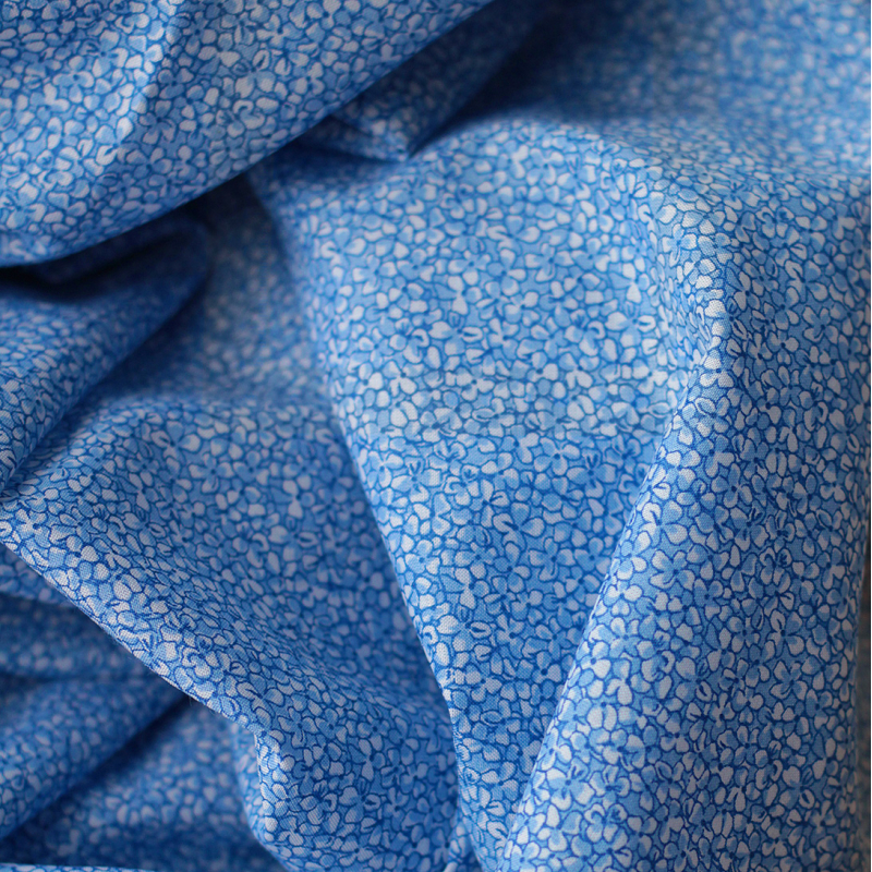 Jane - Batiste de coton SILKYNE à imprimé fleuri bleu Jane - Batiste de coton SILKYNE à imprimé fleuri bleu