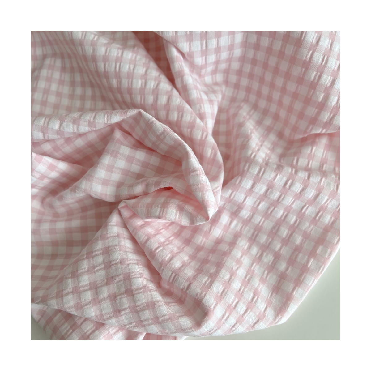 Seersucker / Coton gaufré vichy 6mm Rose dragée/ blanc Seersucker / Coton gaufré vichy 6mm Rose dragée/ blanc