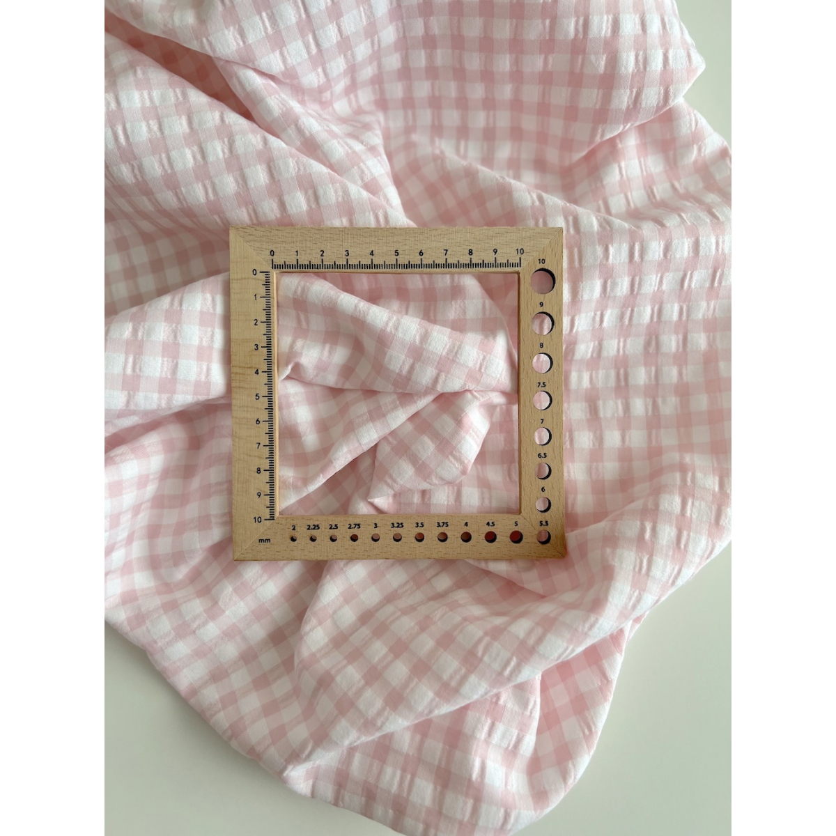 Seersucker / Coton gaufré vichy 6mm Rose dragée/ blanc Seersucker / Coton gaufré vichy 6mm Rose dragée/ blanc