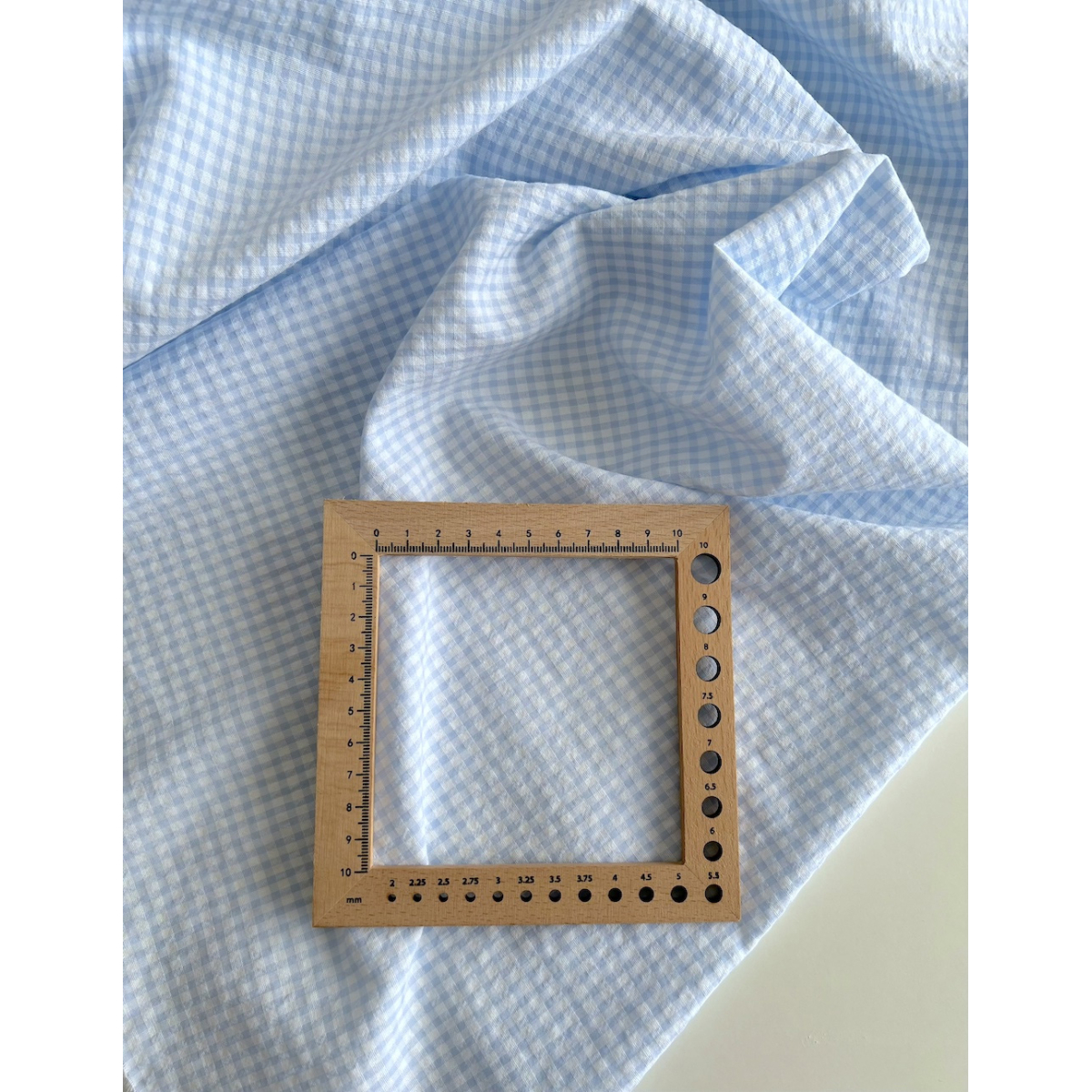 Seersucker / Coton gaufré vichy mini 3mm bleu ciel / blanc Seersucker / Coton gaufré vichy mini 3mm bleu ciel / blanc