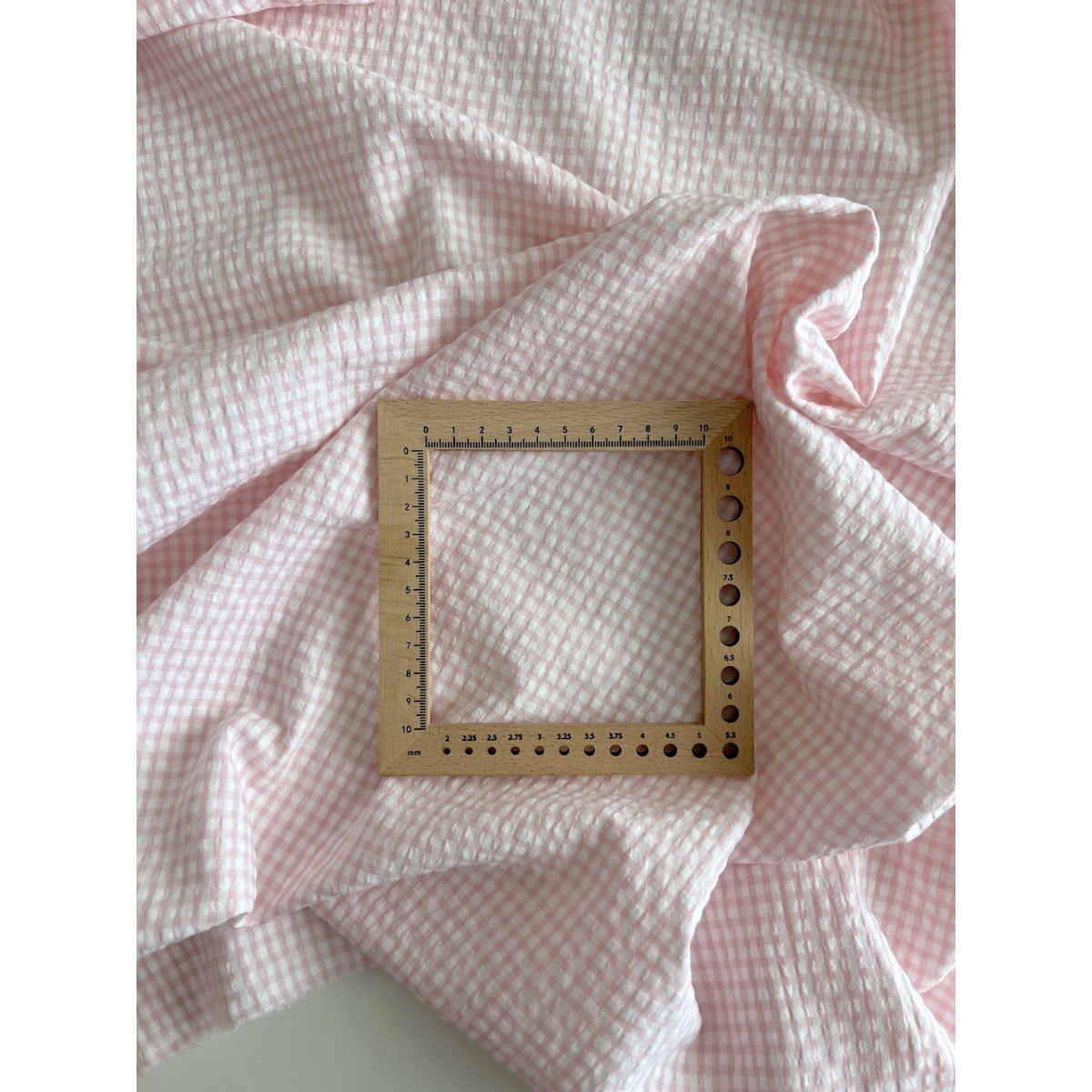Seersucker / Coton gaufré vichy mini 3mm rose dragée / blanc Seersucker / Coton gaufré vichy mini 3mm rose dragée / blanc