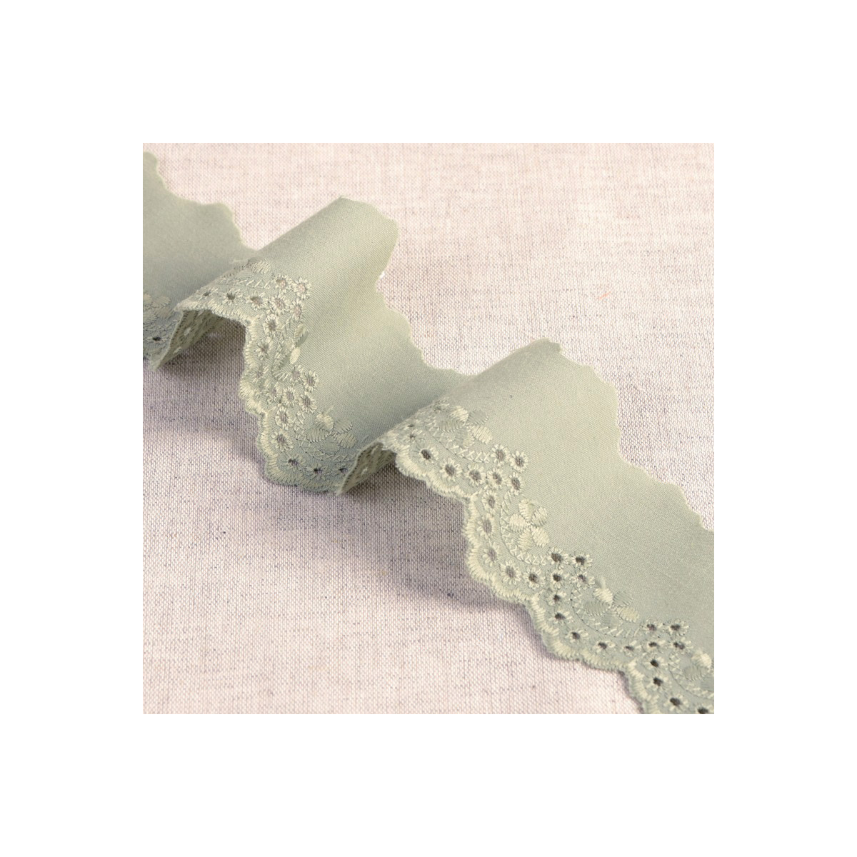 Galon coton broderie anglaise 50mm x 1m vert amande Galon coton broderie anglaise 50mm x 1m vert amande