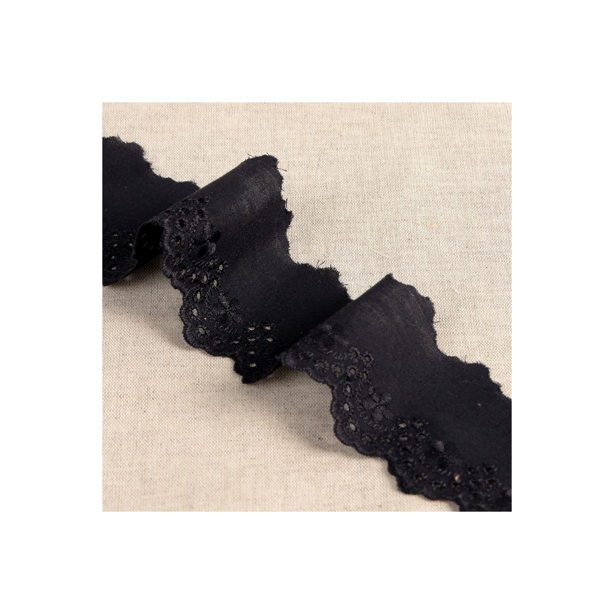 Galon coton broderie anglaise 50mm x 1m noir Galon coton broderie anglaise 50mm x 1m noir