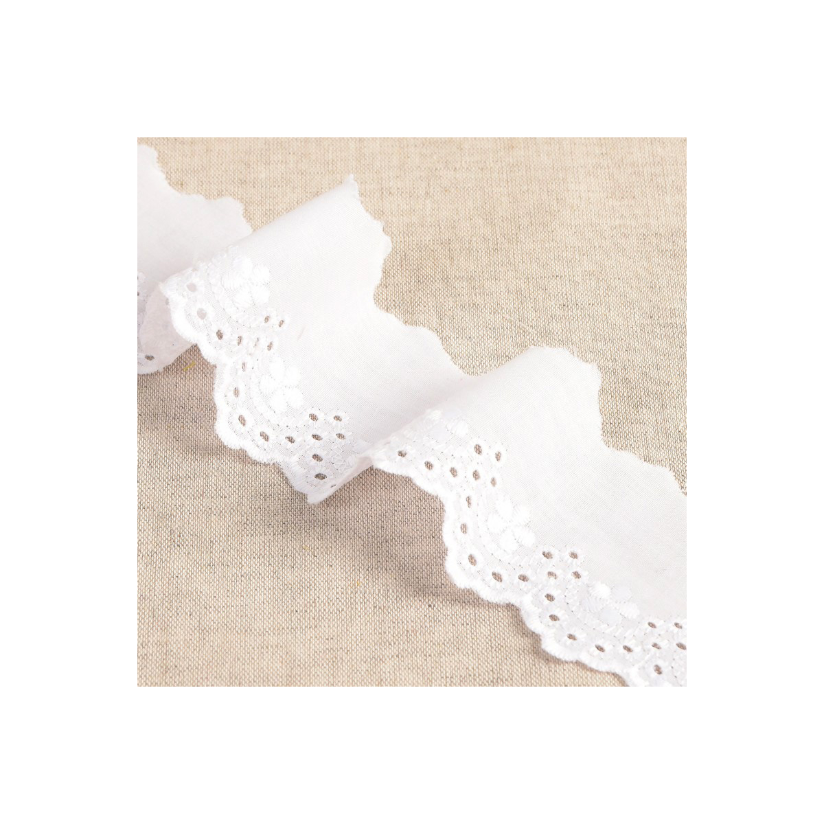 Galon coton broderie anglaise 50mm x 1m blanc Galon coton broderie anglaise 50mm x 1m blanc