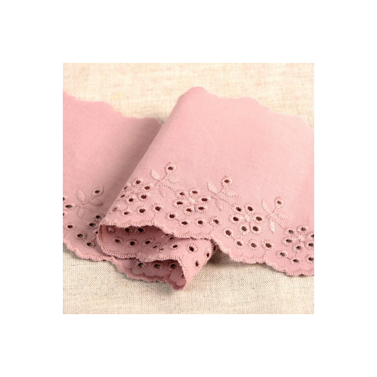 Galon coton broderie anglaise 95mm x 1m vieux rose Galon coton broderie anglaise 95mm x 1m vieux rose