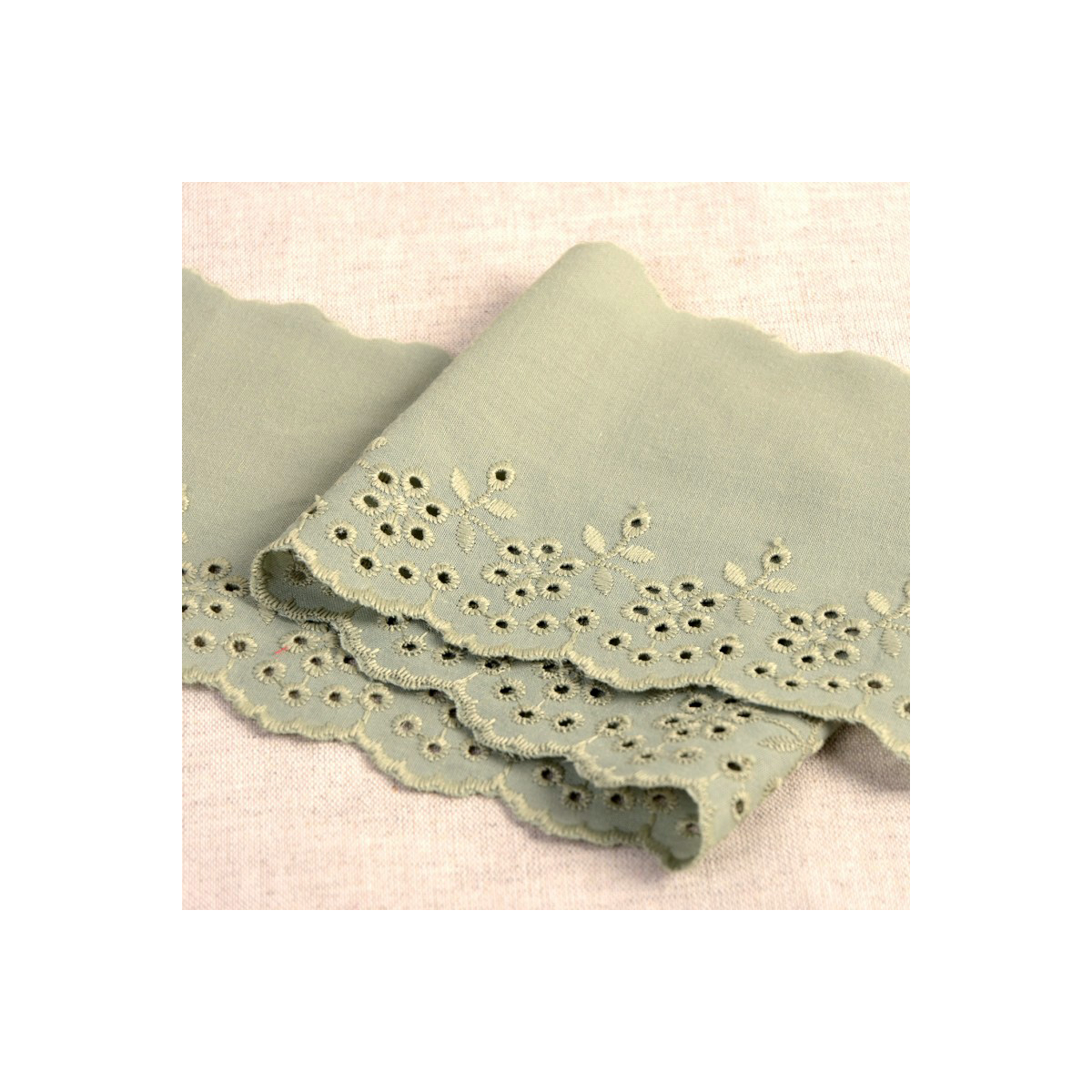 Galon coton broderie anglaise 95mm x 1m vert amande Galon coton broderie anglaise 95mm x 1m vert amande