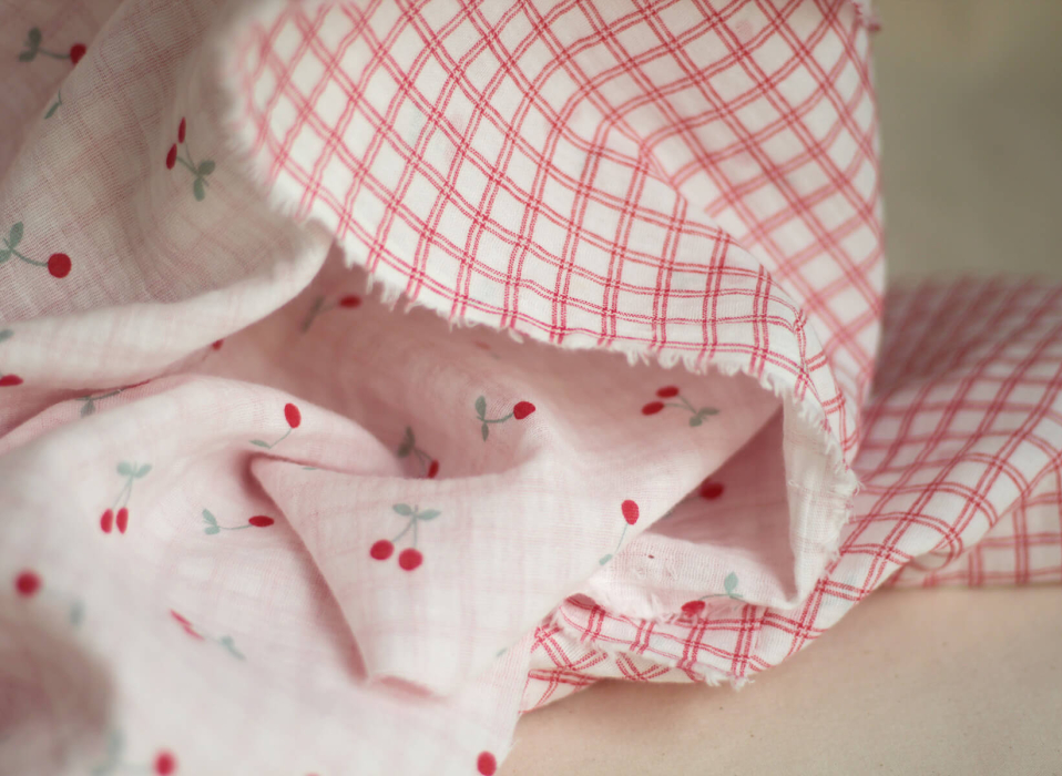 copy of Cherry - Double gaze de coton double face coloris blanc cerises et quadrillage bleu
