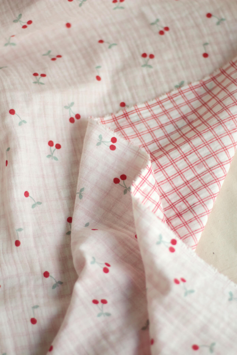 copy of Cherry - Double gaze de coton double face coloris blanc cerises et quadrillage bleu