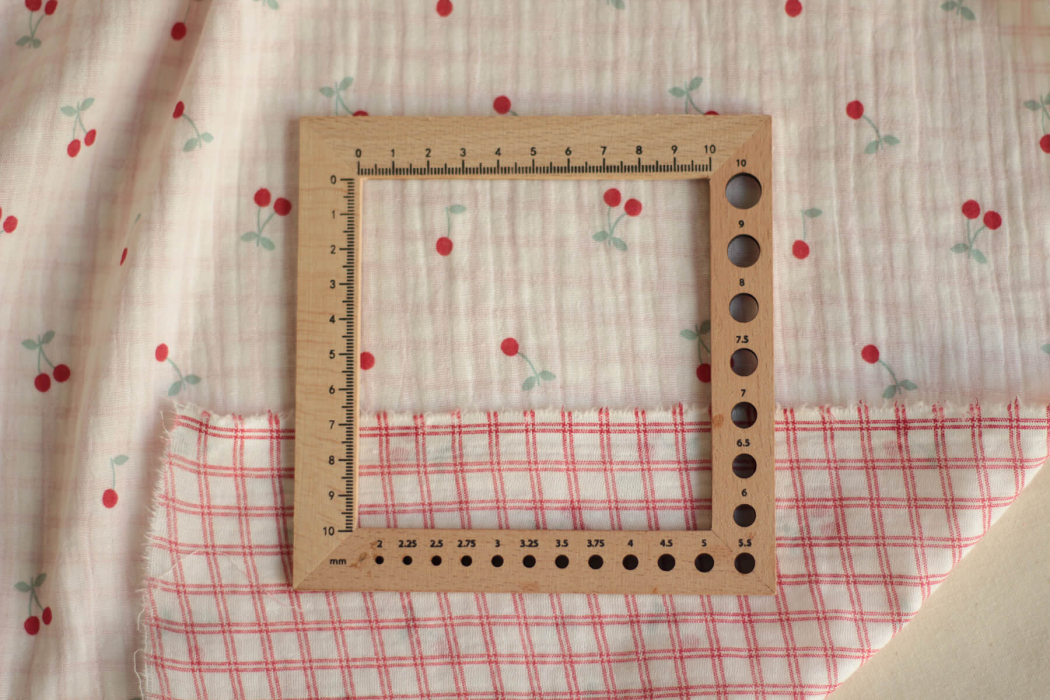 copy of Cherry - Double gaze de coton double face coloris blanc cerises et quadrillage bleu