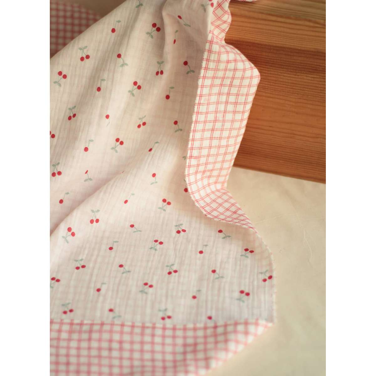 copy of Cherry - Double gaze de coton double face coloris blanc cerises et quadrillage bleu copy of Cherry - Double gaze de coton double face coloris blanc cerises et quadrillage bleu