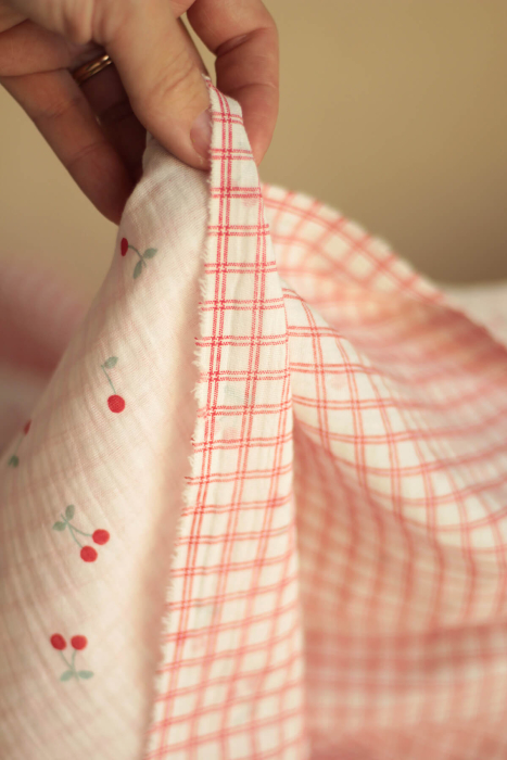 copy of Cherry - Double gaze de coton double face coloris blanc cerises et quadrillage bleu