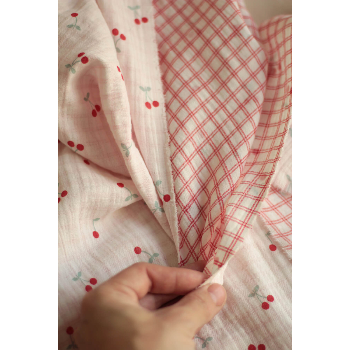 copy of Cherry - Double gaze de coton double face coloris blanc cerises et quadrillage bleu copy of Cherry - Double gaze de coton double face coloris blanc cerises et quadrillage bleu