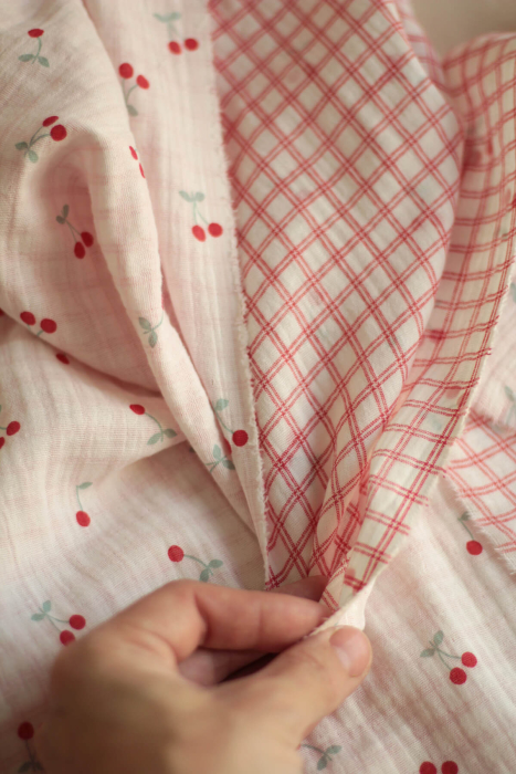 copy of Cherry - Double gaze de coton double face coloris blanc cerises et quadrillage bleu